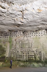 France, Dordogne (24), Brantôme, l'abbaye bénédictine Saint-Pierre de Brantôme, vestiges du premier monastère aménagé dans le pied de la falaise avec notamment la grotte du Jugement Dernier, Crucifixion, bas relief du XV ème siècle sous le pigeonnier