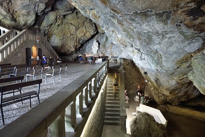 France, Var (83), Plan-d'Aups-Sainte-Baume, massif de la Sainte-Baume, prière devant les reliques dans la grotte sanctuaire de Sainte Marie-Madeleine