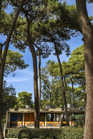 France, Loire-Atlantique (44), Saint-Brévin-Les-Pins, villa Chupin de l'architecte Wogenscky disciple de Le Corbusier au coeur de la pinède