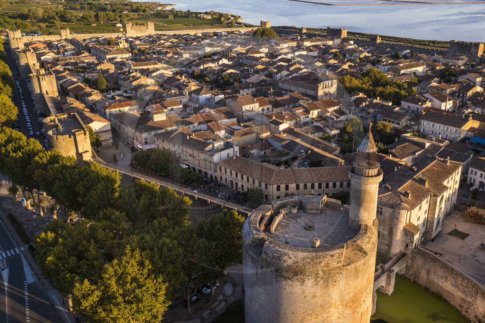 France, Gard (30), Aigues-Mortes, la ville médiévale entourée par ses remparts, la Tour de Constance au premier plan et les marais salants (Salins du Midi) en arrière plan (vue aérienne)