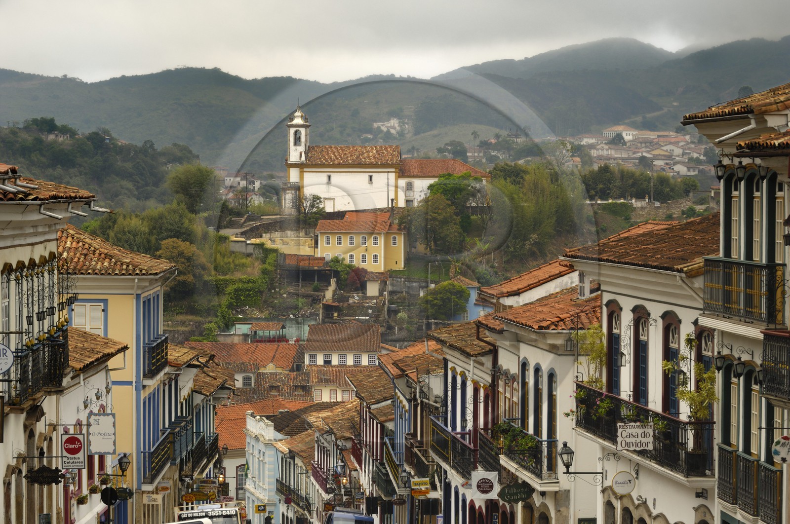Brésil, Etat du Minas Gerais, ville de Ouro Preto, centre historique classé Patrimoine Mondial de l 'UNESCO, rue Conde de Bobadela et igreja Nossa Senhora do Rosario dos Pretos (Route de l'or, Estrada Real)