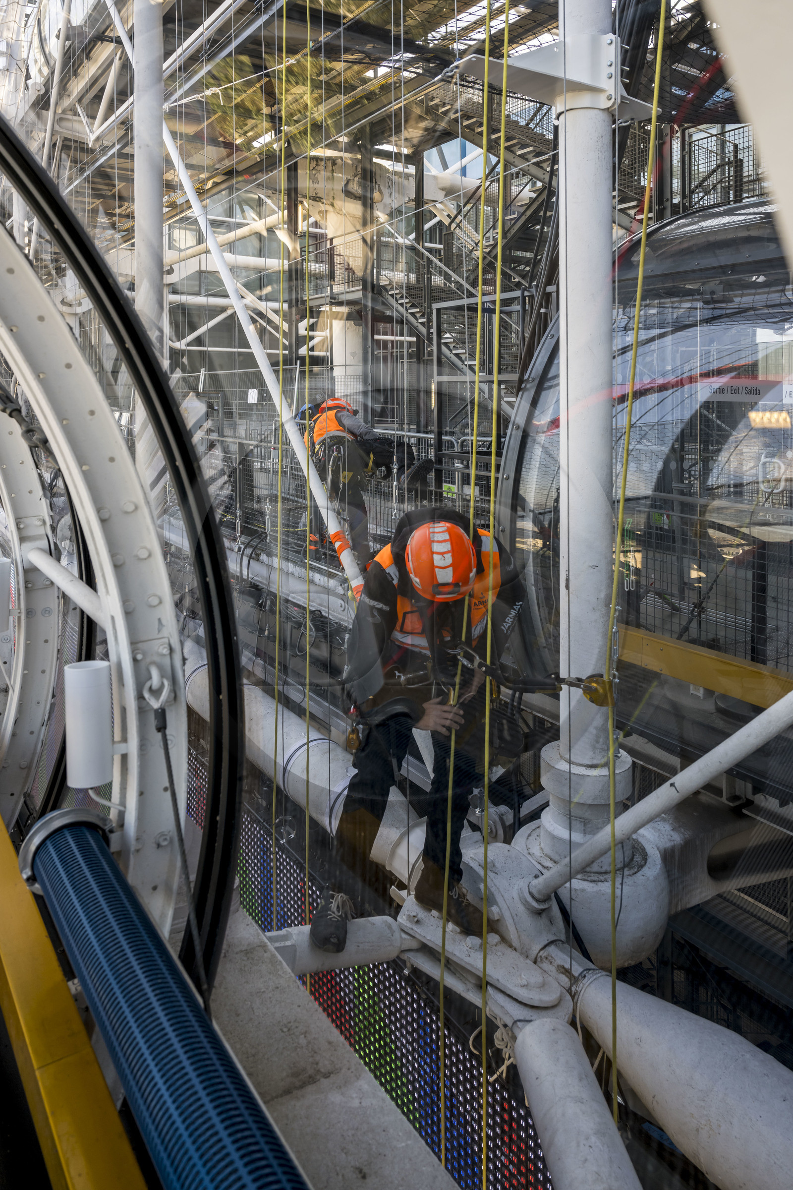 France, Paris (75), quartier des Halles, le Centre Pompidou ou Beaubourg, des architectes Renzo Piano, Richard Rogers et Gianfranco Franchini, travaux sur l'escalator extérieur donnant accès au musée