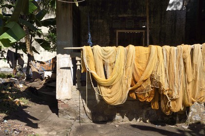 Sri Lanka, Province de l'Ouest, Negombo, filet de peche séchant au soleil devant la maison d'un pecheur