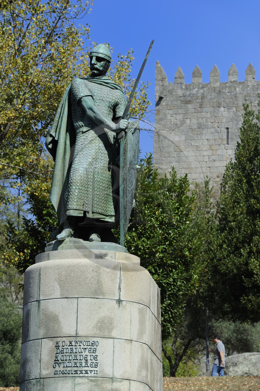 Portugal, région du Minho, Guimaraes, ville classée Patrimoine Mondial de l' UNESCO, statue du premier Roi portugais Alphonse Henriques