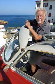 France, Pyrénées-Atlantiques (64), la côte du Pays-Basque, Guéthary, le journaliste, écrivain et réalisateur Alain Gardinier au volant de sa BMW Isetta