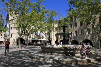 France, Gard (30), Uzès, classée ville d'art et d'histoire, la Place aux Herbes entourée de maisons à arcades et ses terrasses de café