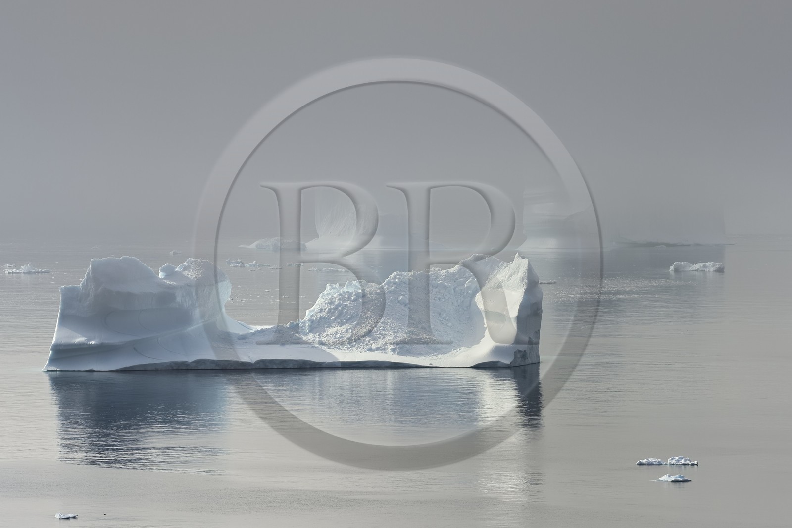 Groenland, cote ouest, Ile de Disko, baie du village de Qeqertarsuaq, icebergs dans la brume