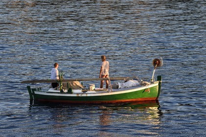 Croatie, Dalmatie, cote dalmate, Ile de Hvar, la ville de Hvar, pecheur naturiste sur sa barque
