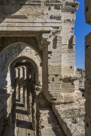 France, Bouches-du-Rhône (13), Arles,  classé Patrimoine Mondial de l'UNESCO, la galerie extérieure rez-de-chaussée vue depuis celle du premier étage