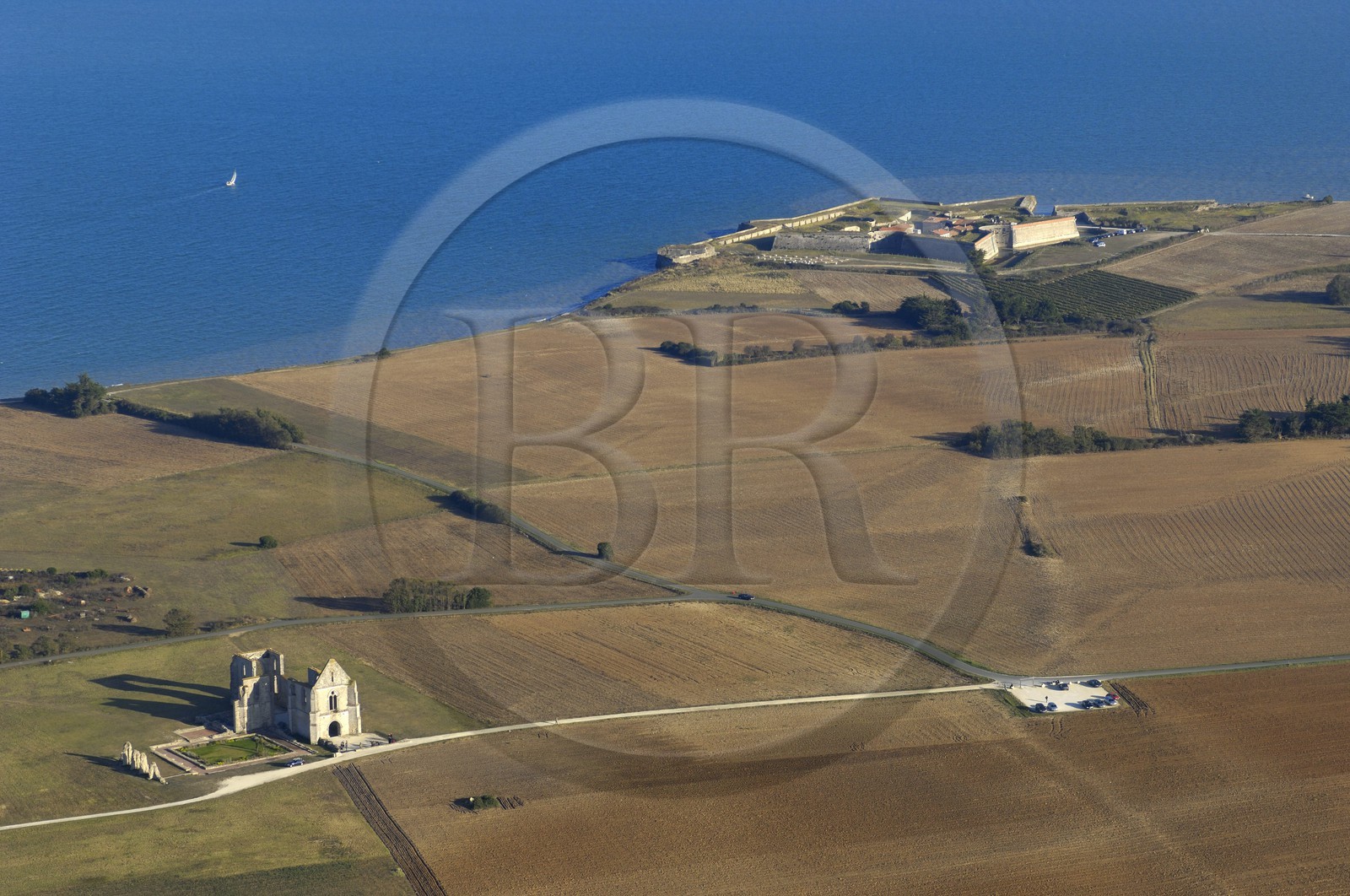 France, Charente-Maritime (17), ile de Ré, abbaye des Châteliers et le Fort de la Prée au sud de La Flotte (vue aérienne)