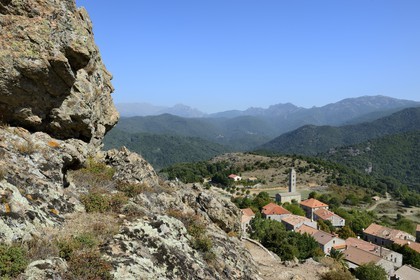 France, Corse-du-Sud (2A), Alta Rocca, Carbini, l'église Saint-Jean-Baptiste et son campanile, le village était au coeur du mouvement hérétique des Giovannali