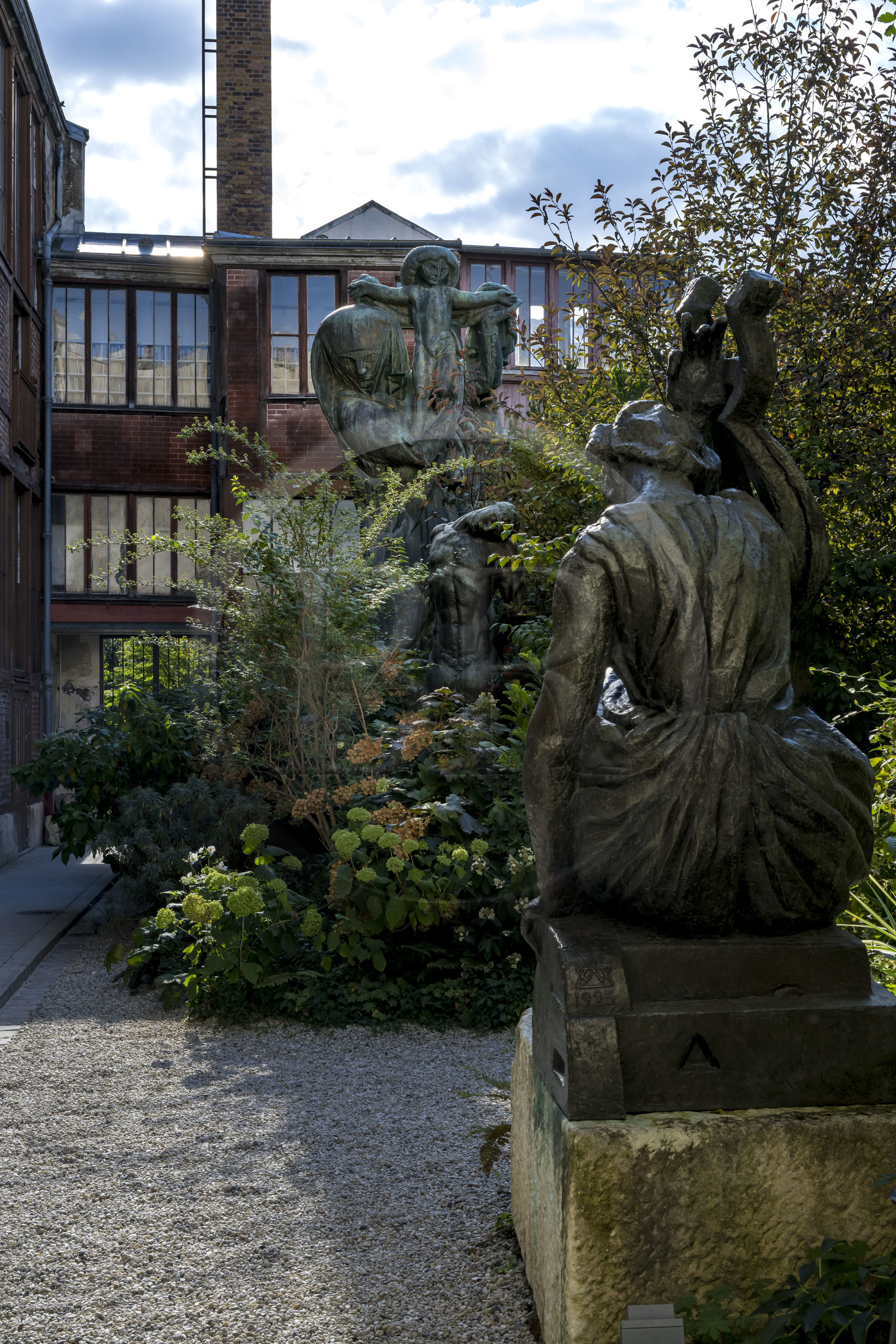 France, Paris (75), le musée du sculpteur Antoine Bourdelle, jardin intérieur, Vierge à l'offrande, Centaure mourant et Sapho (bronze)