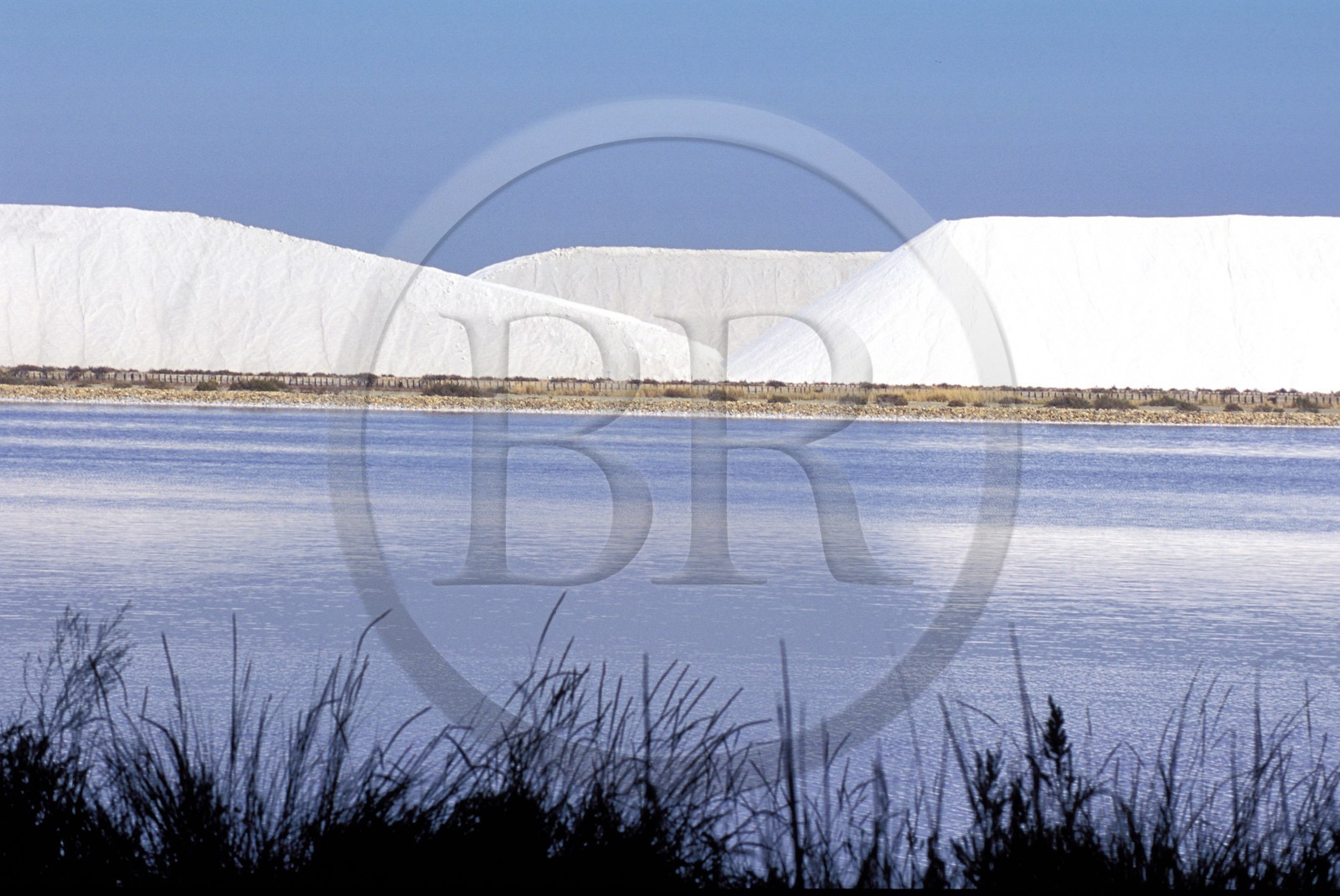 France, Gard (30), Aigues-Mortes, collines de sel des Salins du Midi