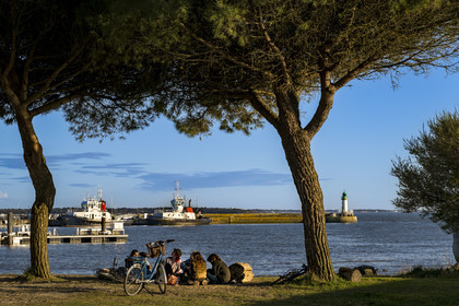 France, Loire-Atlantique (44), Estuaire de la Loire, Saint-Nazaire, groupe de jeunes gens en bordure du Quai de la Jetée au bout de la Grande Plage