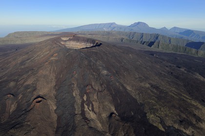 France, île de la Réunion, volcan du Piton de la Fournaise, classé Patrimoine Mondial de l'UNESCO, le cratère Dolomieu (vue aérienne)