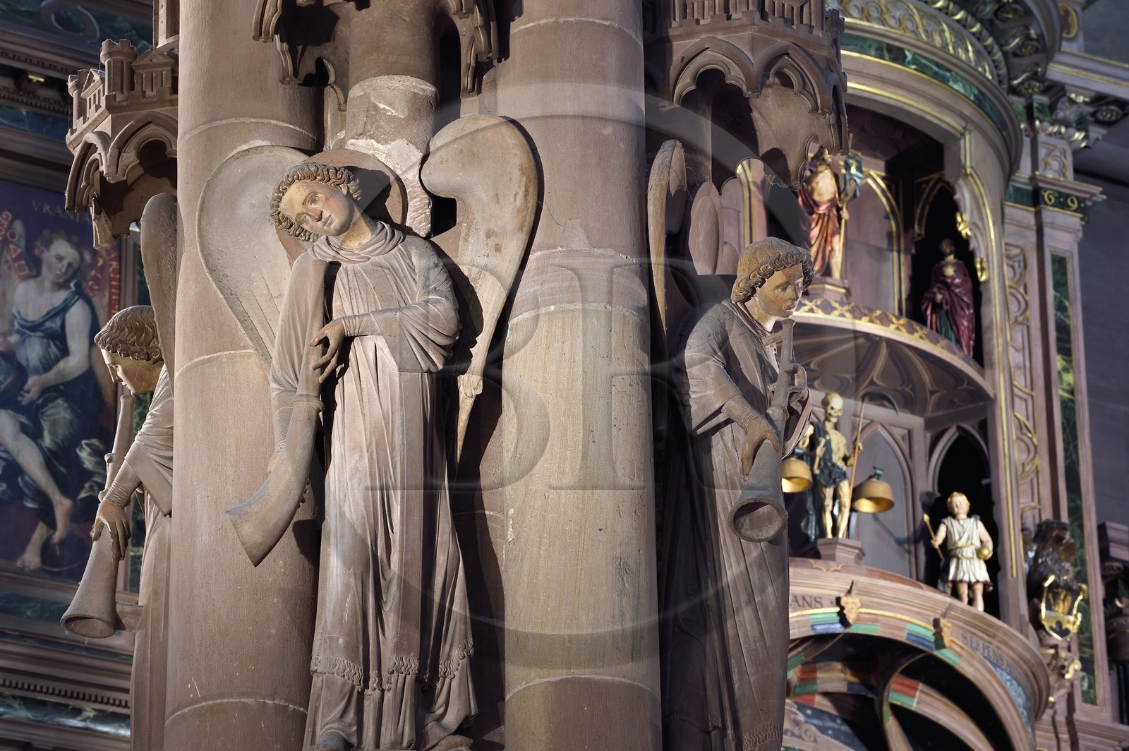 France, Bas-Rhin (67), Strasbourg, vieille ville classée au Patrimoine Mondial de l'UNESCO, la cathédrale Notre-Dame, bras sud du transept, le pilier des Anges construit vers 1230 et l'horloge astronomique