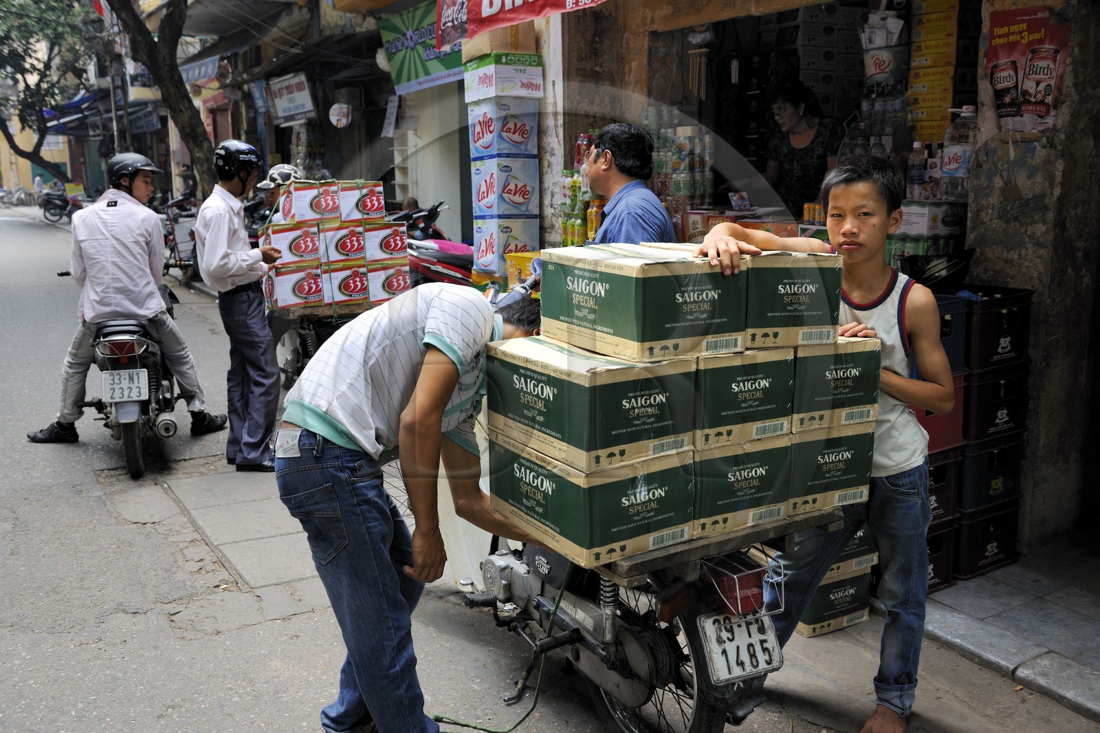 Vietnam, Hanoï, quartier des 36 rues dans la vieille ville, transporteur de bouteilles de bière à moto