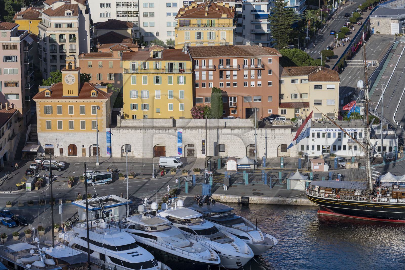 France, Alpes-Maritimes (06), Nice classée Patrimoine Mondial de l'UNESCO, le vieux port ou port Lympia, l'ancien bagne de Nice réservé aux travaux forcés entre 1770 et 1854 situé au fond du quai d’Entrecasteaux