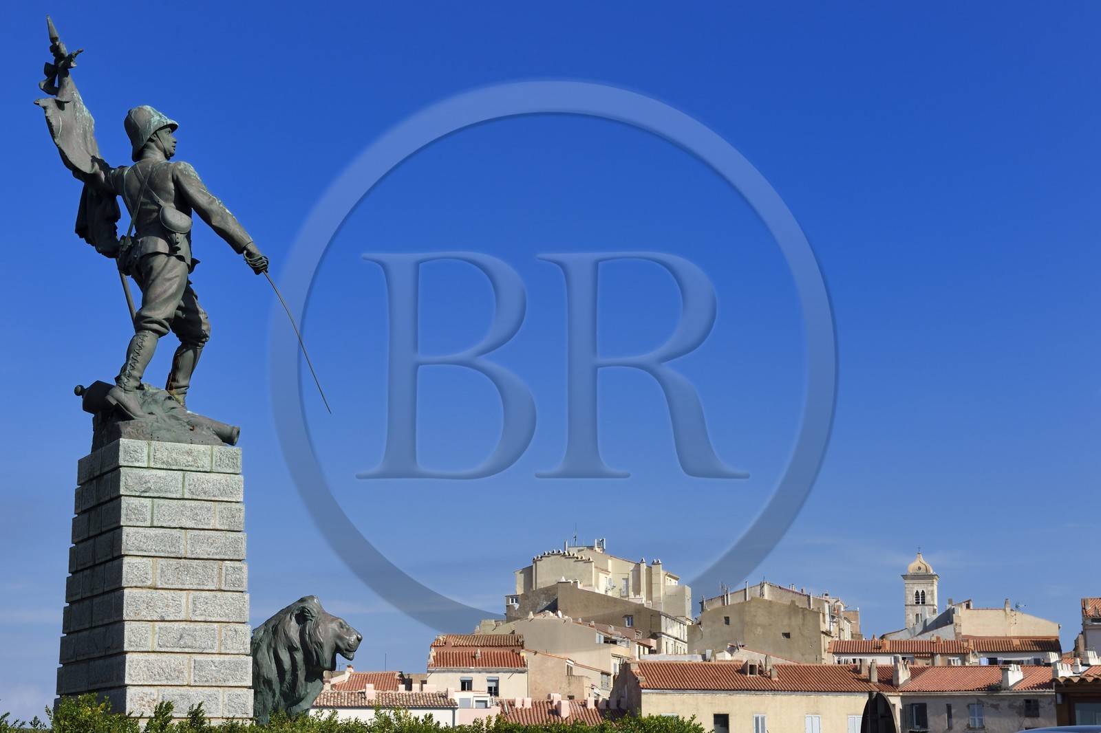 France, Corse-du-Sud (2A), Bonifacio, la Ville Haute, monument élevé à la mémoire des soldats de la Légion étrangère tombés au service de la France pendant les campagnes du sud oranais (1897 1902)