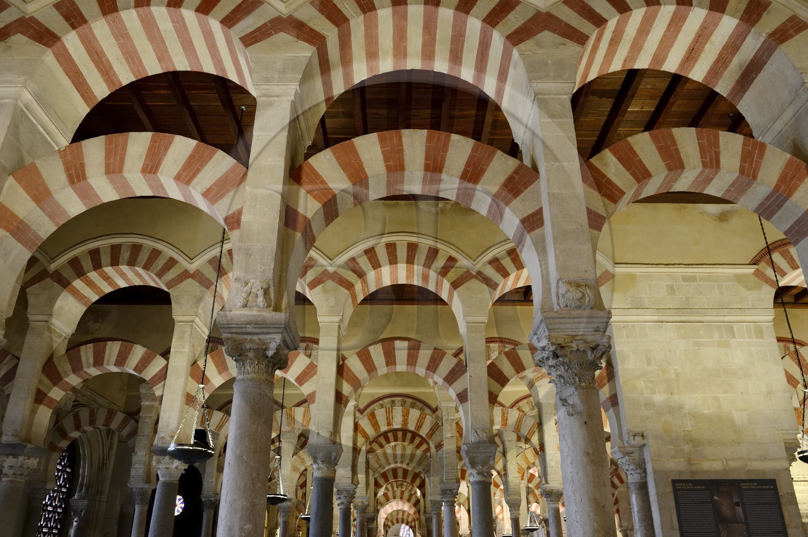 Espagne, Andalousie, Cordoue, centre historique classé Patrimoine Mondial de l'UNESCO, la Mezquita, mosquée-cathédrale, la forêt d'arcs et de colonnades illustre la monumentalité de l'Art omeyyade de Cordoue