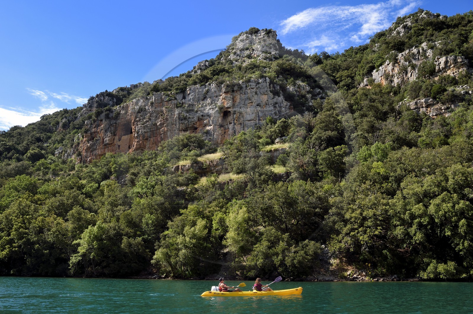 France, Alpes-de-Haute-Provence (04), Parc Naturel Régional du Verdon, kayak dans les Basses Gorges du Verdon en aval du lac de Sainte Croix