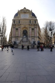 France, Paris (75), place Saint-Michel, fontaine Saint-Michel (1860) de l'architecte Gabriel Davioud