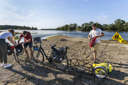 France, Maine-et-Loire (49), vallée de la Loire classée au Patrimoine Mondial par l'UNESCO, Saumur vers Saint-Hilaire, randonnée à bicyclette le long des berges de la Loire, installation du campement pour la nuit sur un des bancs de sable formant des îles sur la Loire