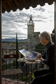 France, Vaucluse (84), Dentelles de Montmirail, Vaison-la-Romaine, la haute-ville (cité médiévale), tour beffroi du XIVe - XVIIIe siècle dite Tour de l'Horloge vue depuis l'Hotel du Beffroi