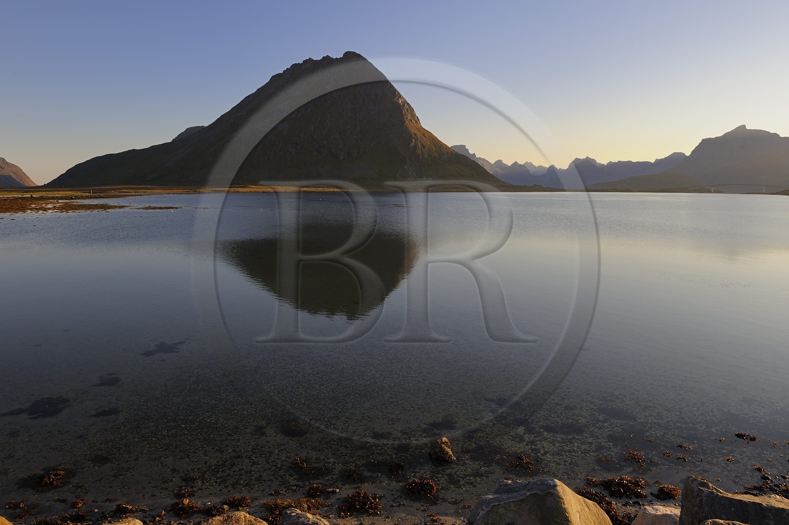 Norvège, Nordland, Iles Lofoten, montagnes de l'Ile de Moskenes vues depuis Flakstadoy