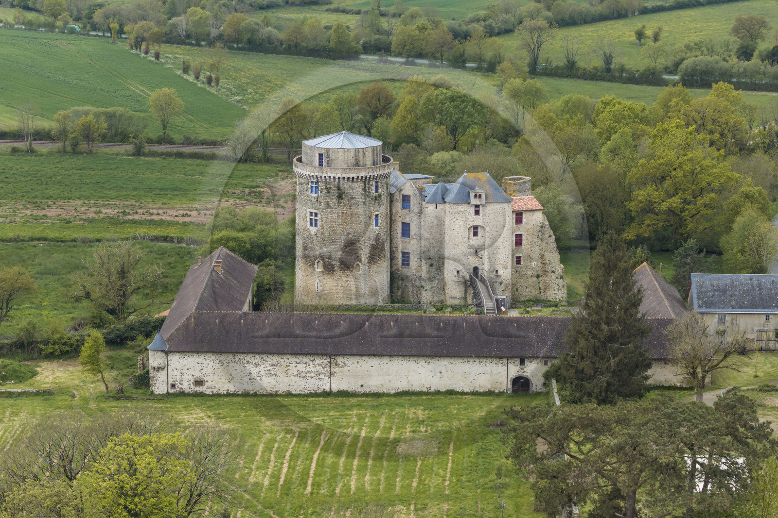 France, Deux-Sèvres (79), Saint-André-sur-Sèvre, chateau fort de Saint-Mesmin des XIVe et XVe siècles à la limite de la Vendée (vue aérienne)