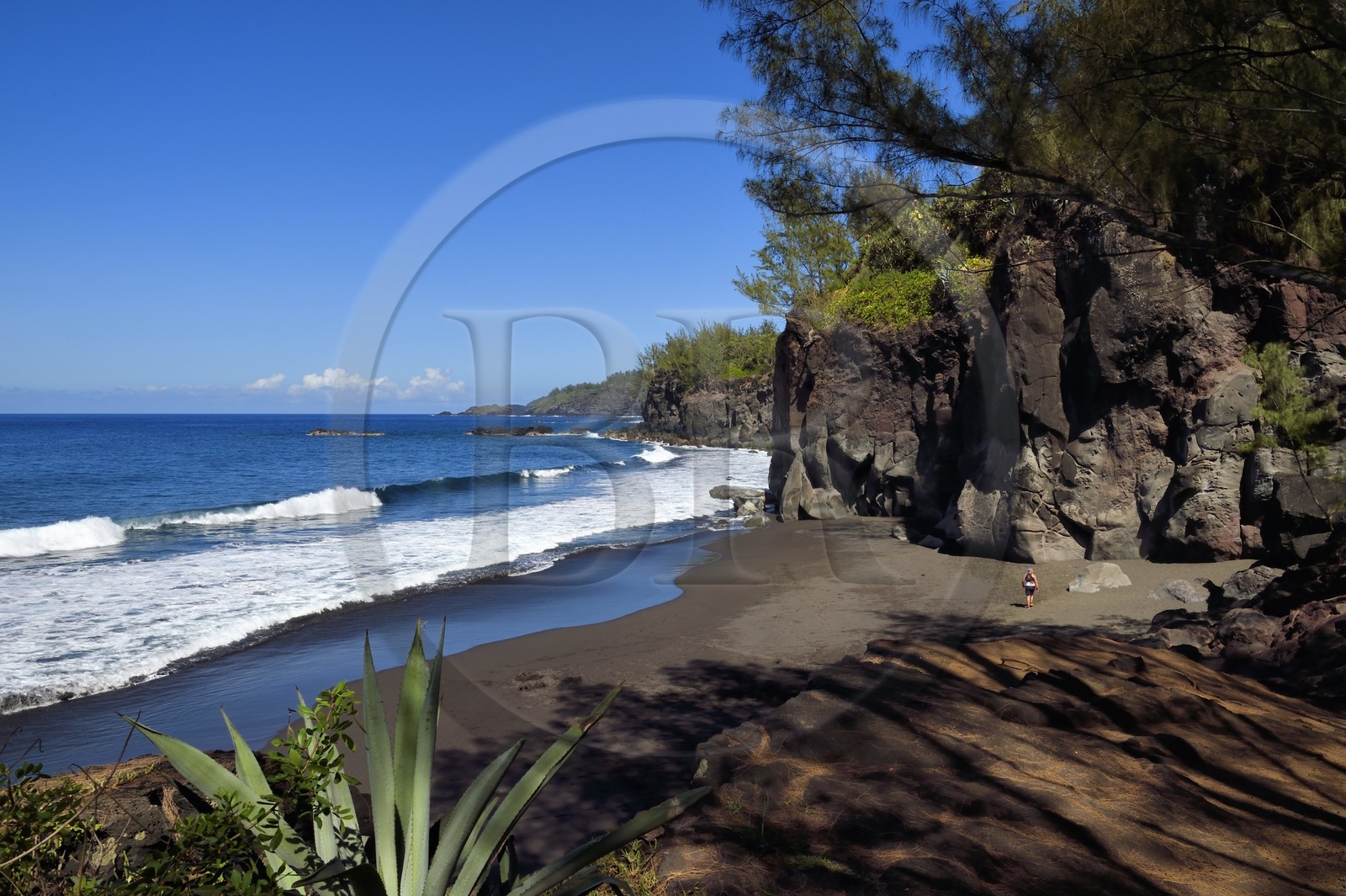 France, Ile de la Reunion, Saint-Joseph, plage de Ti Sable, plage de sable noir bordée par une falaise de lave volcanique