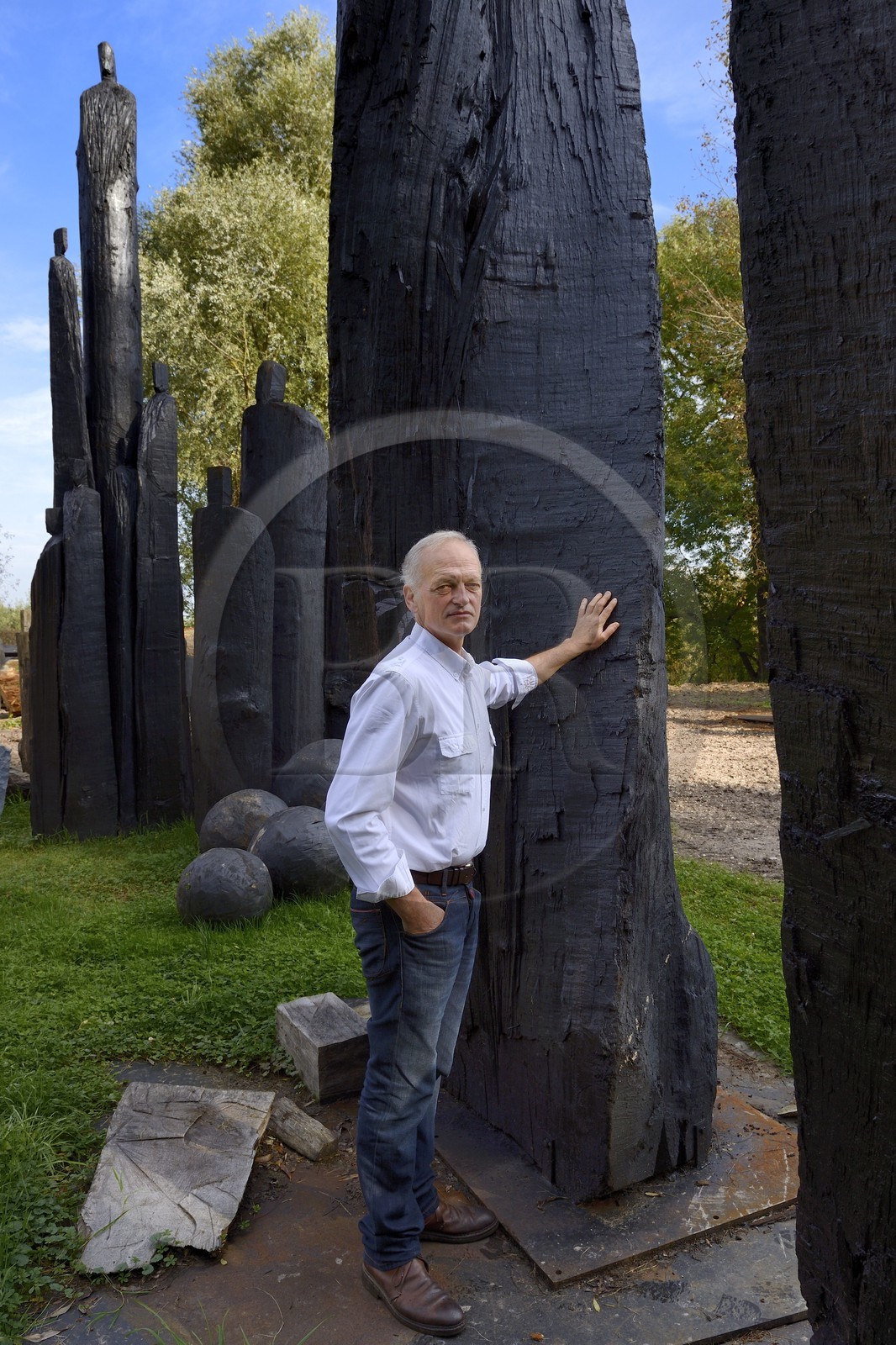 France, Marne (51), Beaumont-sur-Vesle, le sculpteur Christian Lapie entouré de ses sculptures dans son atelier extérieur