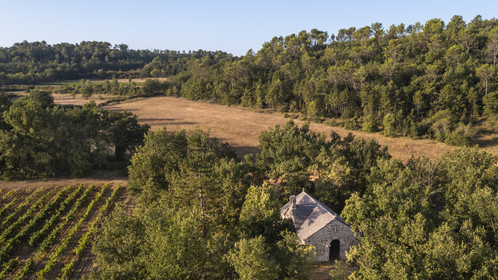 France, Var (83), Provence Verte, Bras, vers Saint-Maximin-la-Sainte-Baume, la maison d'hotes Le Peyrourier - une campagne en Provence, la chapelle templière reconstruite (vue aérienne)