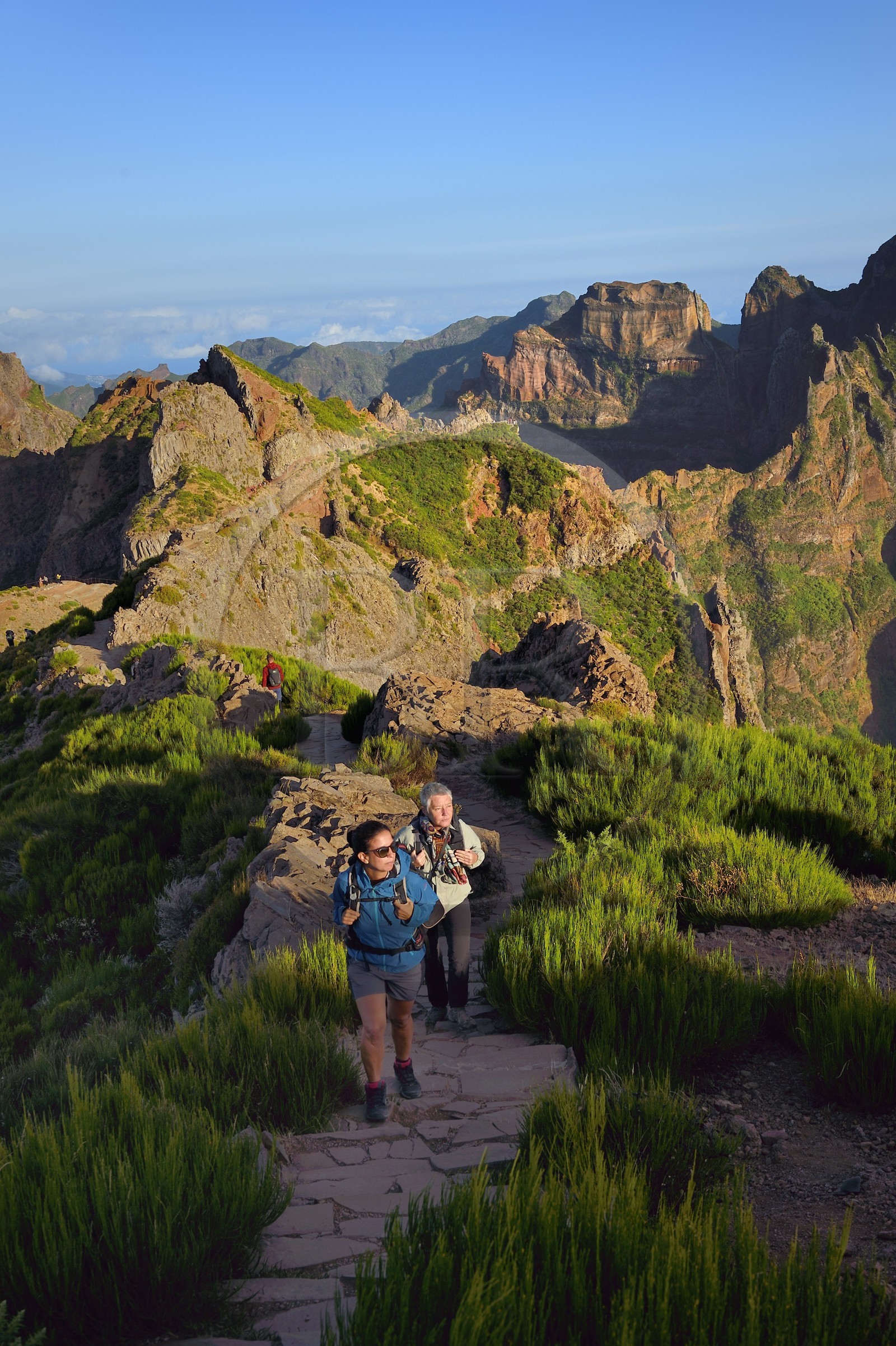 Portugal, Ile de Madère, randonneurs sur le sentier du Vereda do Areeiro entre les monts Pico Ruivo (1862m) et Pico Arieiro (1817m), vue depuis le Pico Arieiro sur la chaine de montagnes centrale