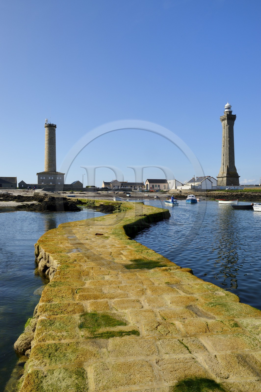 France, Finistère (29), Penmarc'h, Pointe de Penmarch, port Saint-Pierre, phare d'Eckmühl à droite, ancien phare et sémaphore à gauche
