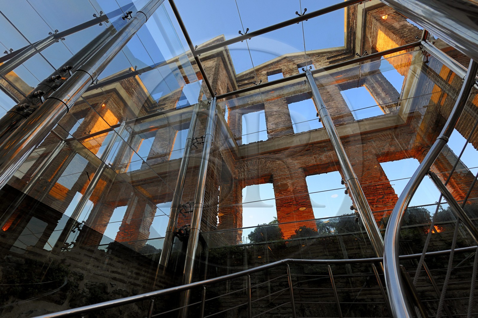 Turquie, Istanbul, Marmara Esma Sultan par le cabinet d'architectes GAD Global Architectural Development derrière la mosquée baroque d' Ortaköy au bord du Bosphore