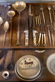 France, Alpes-Maritimes (06),  France, Alpes Maritimes (06), Beaulieu sur Mer, villa Kerylos de style neo-grec construite en 1908 par architecte Emmanuel Pontremoli, couverts de la famille Reinach reprenant des formes et motifs grecs antiques