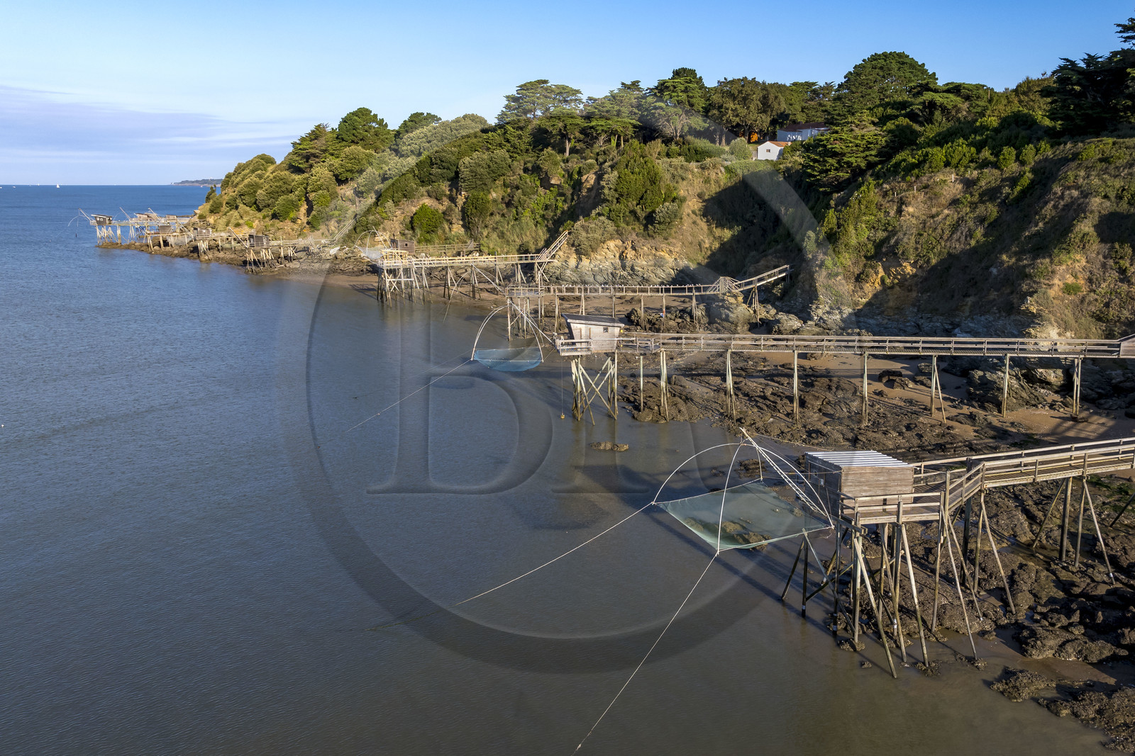 France, Loire-Atlantique (44), Baie de Bourgneuf, Pornic, cabanes de pêche traditionnelle au carrelet en bordure de la plage de Crêve-coeur à La Bernerie-en-Retz (vue aérienne)