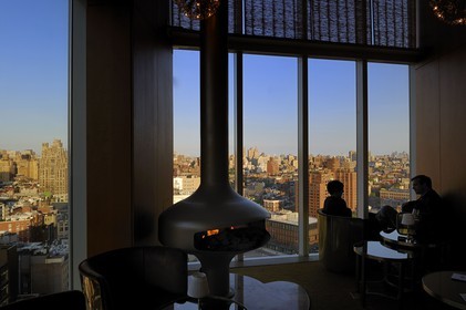 Etats-Unis, New York, Manhattan, Meatpacking district, champagne au bar du Standart Hotel qui surplombe la High Line avec vue sur Midtown