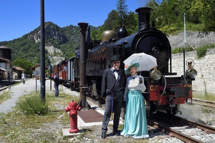 France, Alpes de Haute Provence, Annot, Train des Pignes historic train, members of the AHVAE (Association d'histoire vivante et de d'archeologie expérimentale) in Belle Epoque costume in front of the steam engine