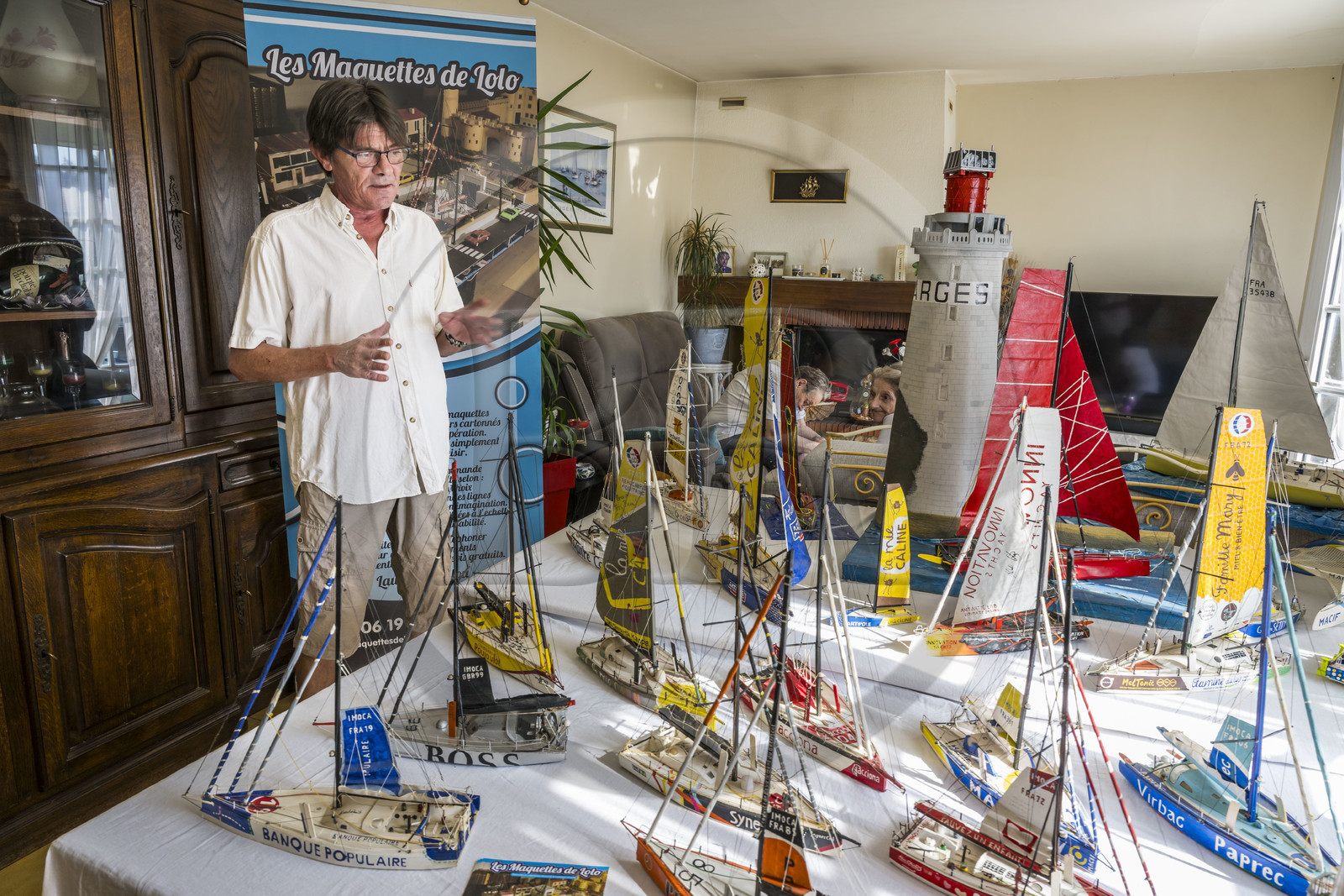 France, Vendée (85), Vairé vers Les-Sables-d'Olonne, le maquettiste autodidacte Laurent Quillou dit Lolo qui fabrique notamment des répliques d'IMOCA avec des calendriers
