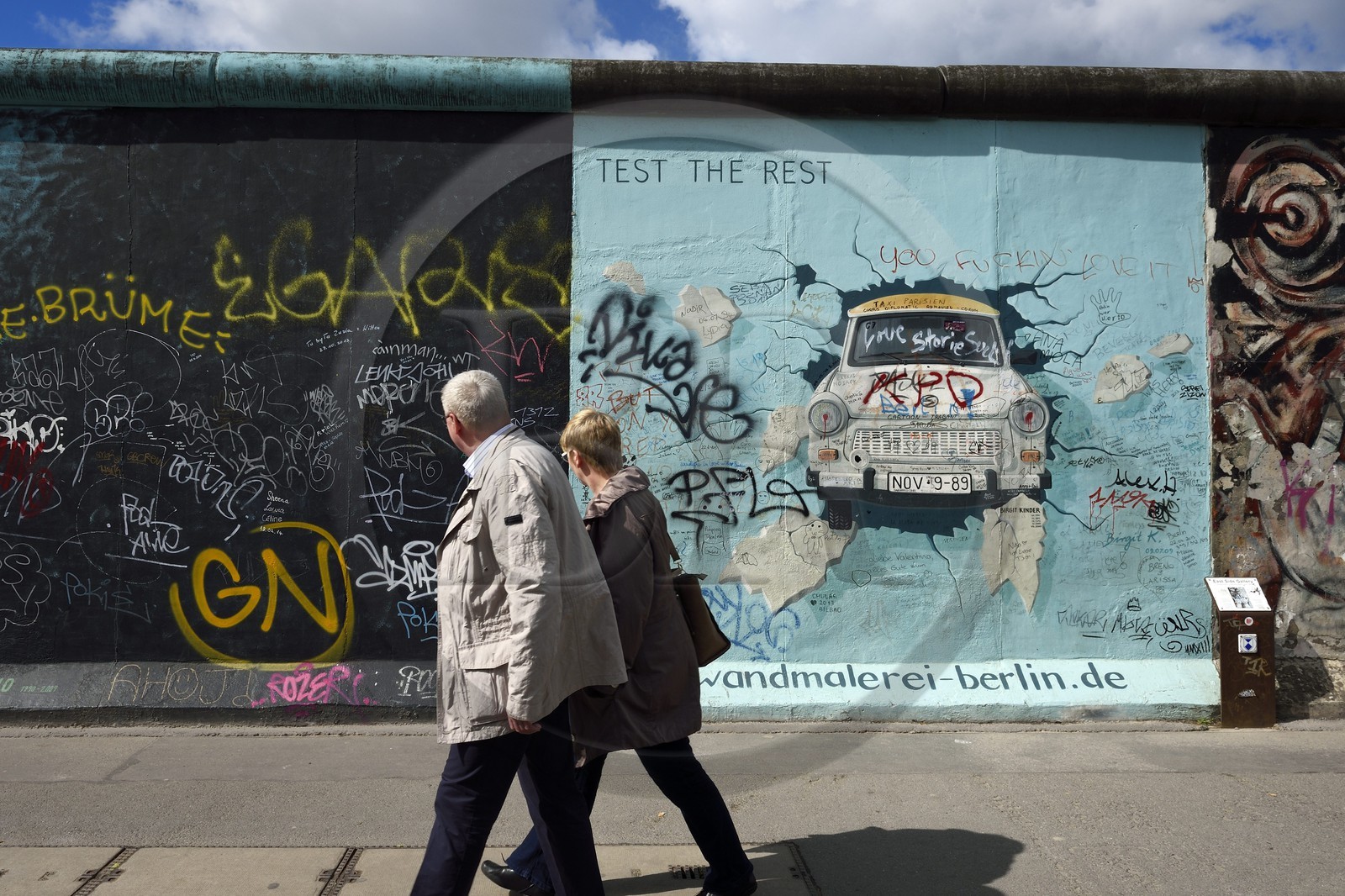 Allemagne, Berlin, Friedrichshain-Kreuzberg, East Side Gallery, le mur, oeuvre de Birgit Kinder datant des années 1990 et rénovée en 2009 représentant une voiture Trabant arrivant de Berlin Est intitulée Test the best