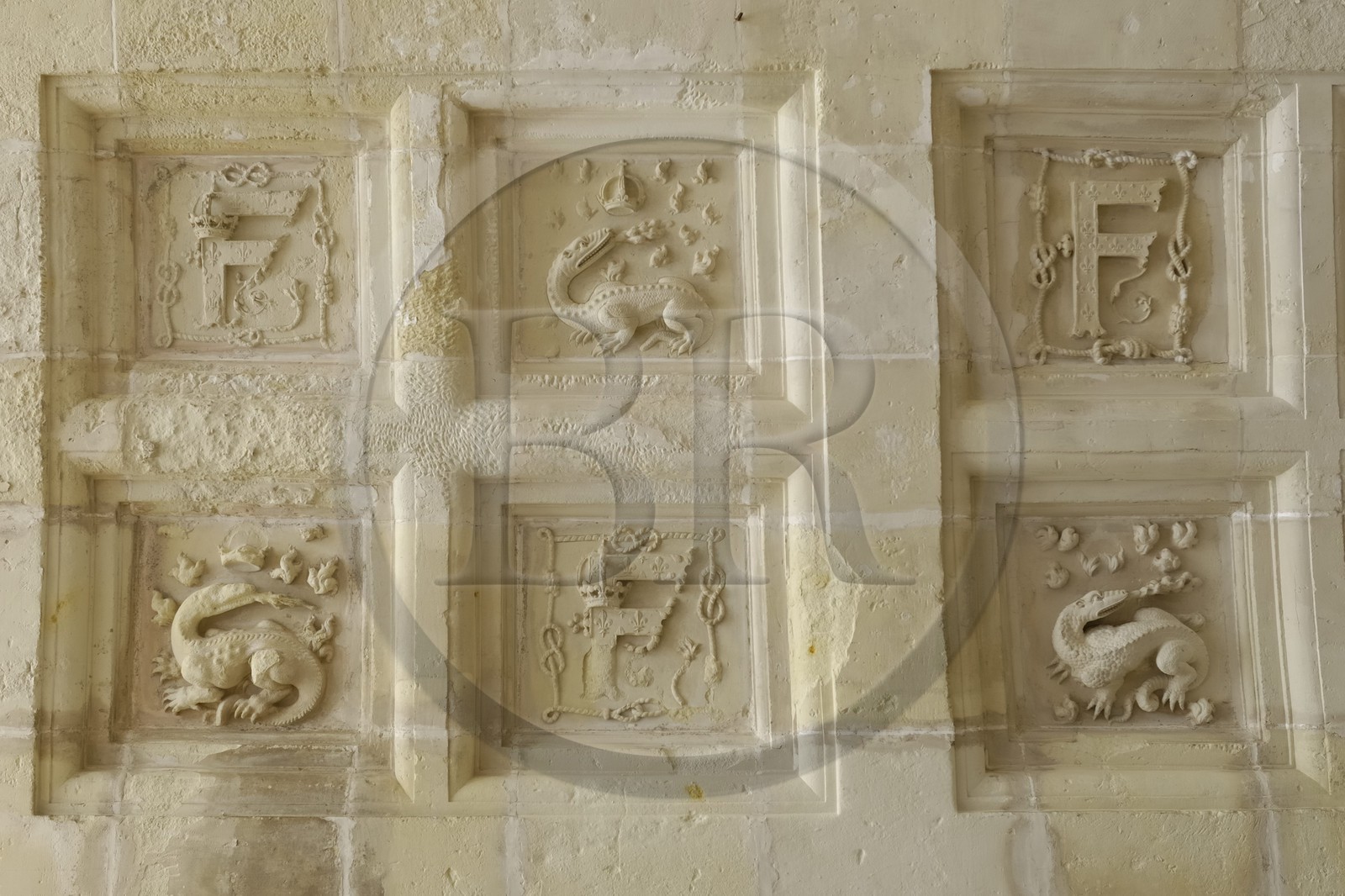 France, Loire et Cher, château de Chambord, détail d'un plafond avec le F et la salamandre de François 1er du deuxième étage