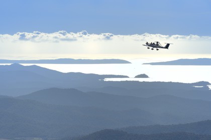 France, Var (83), Massif des Maures, Colomban MC-10 (aussi appelé Cricri) est un avion bimoteur ultra-léger conçu par Michel Colomban (vue aérienne)