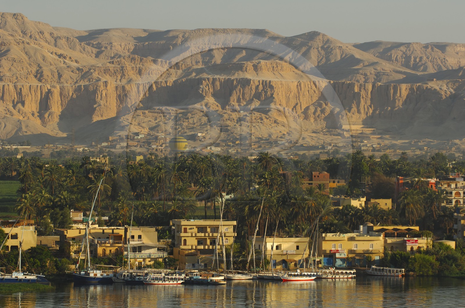 Egypte, Haute Egypte, vallée du Nil, Louxor, la rive ouest dominée par la montagne thébaine et le Nil