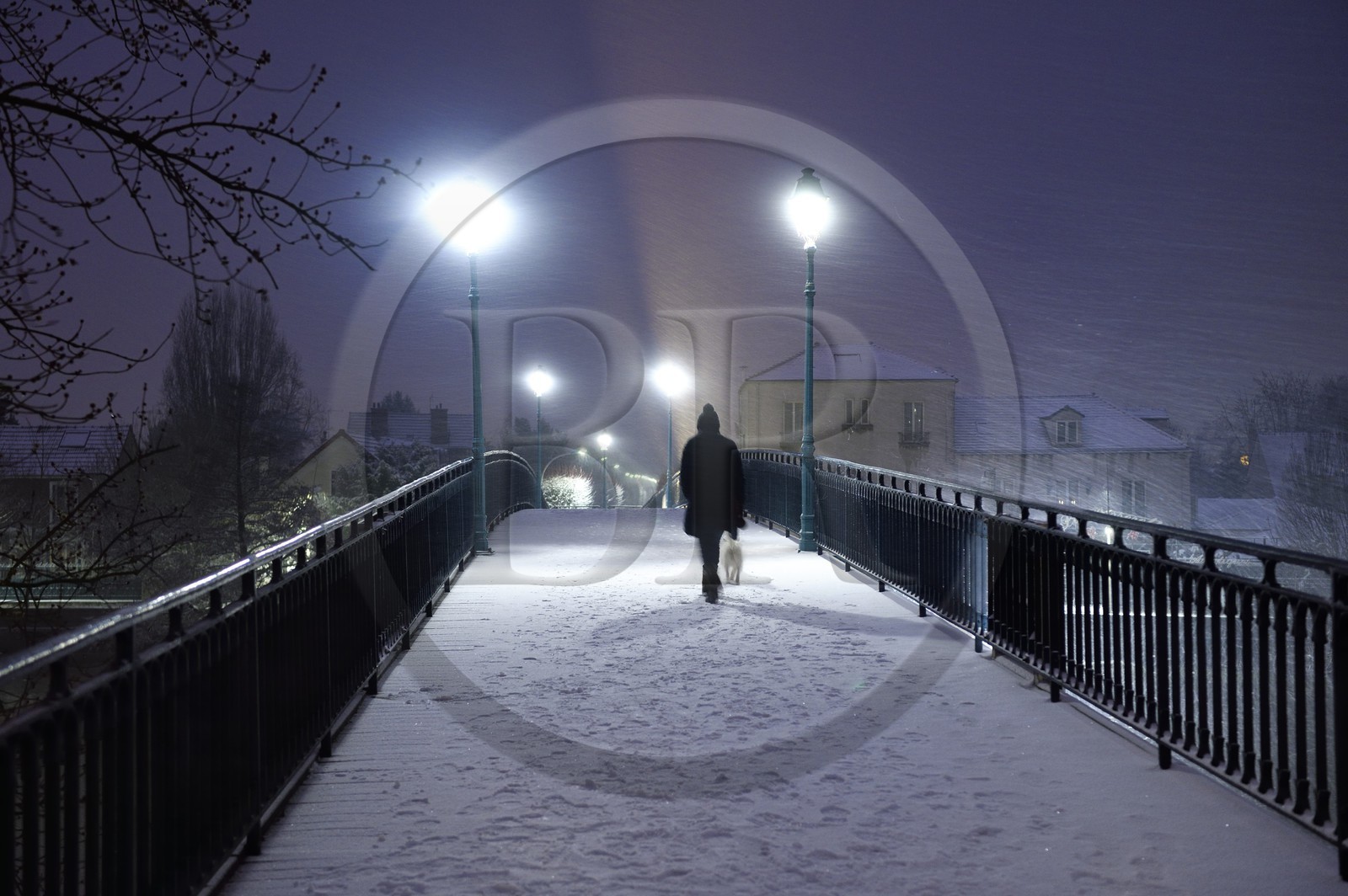 France, Val-de-Marne (94), les bords de Marne, Bry-sur-Marne, la passerelle réalisée par Gustave Eiffel entre Bry-sur-Marne et Le Perreux-sur-Marne en arrière plan sous une tempête de neige
