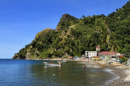 Caraïbes, Ile de la Dominique, baie de Soufrière, la plage et le village de Soufrière
