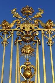 France, Yvelines (78), château de Versailles, classé Patrimoine Mondial de l'UNESCO, détail de la grille royale dessinée par Mansart séparant la cour royale restaurée en juin 2008
