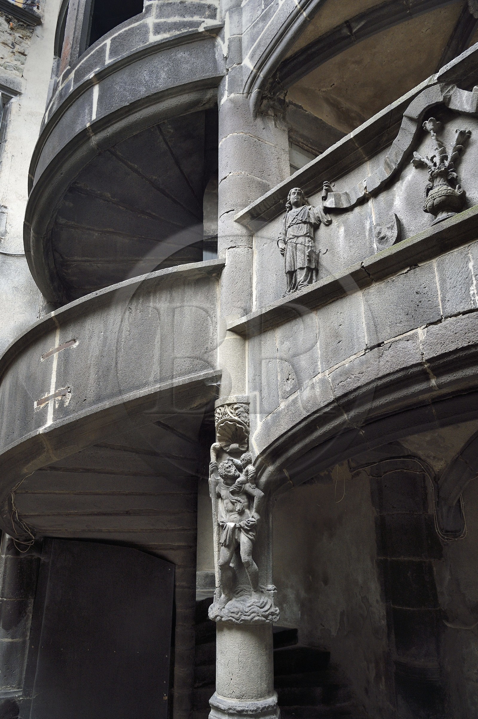France, Puy-de-Dôme (63), Clermont-Ferrand, quartier de Montferrand, Hotel particulier Régin aussi appelée ancienne maison de l'Annonciation dans la rue de la Rodade, escalier et galeries du XVe siècle, Saint-Christophe portant le Christ