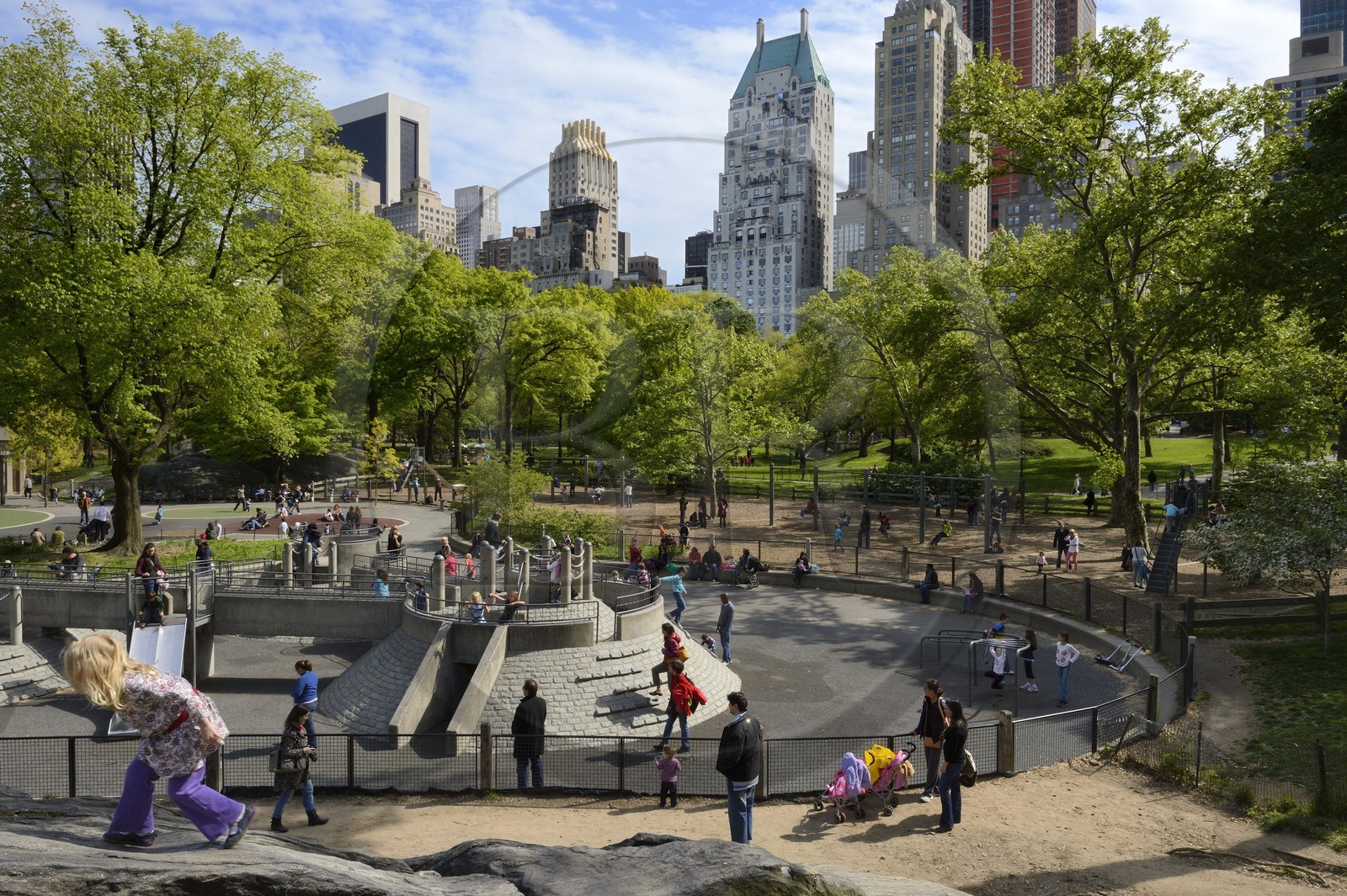 Etats-Unis, New York, Manhattan, Central Park, aire de jeux et immeubles sur Central Park Sud